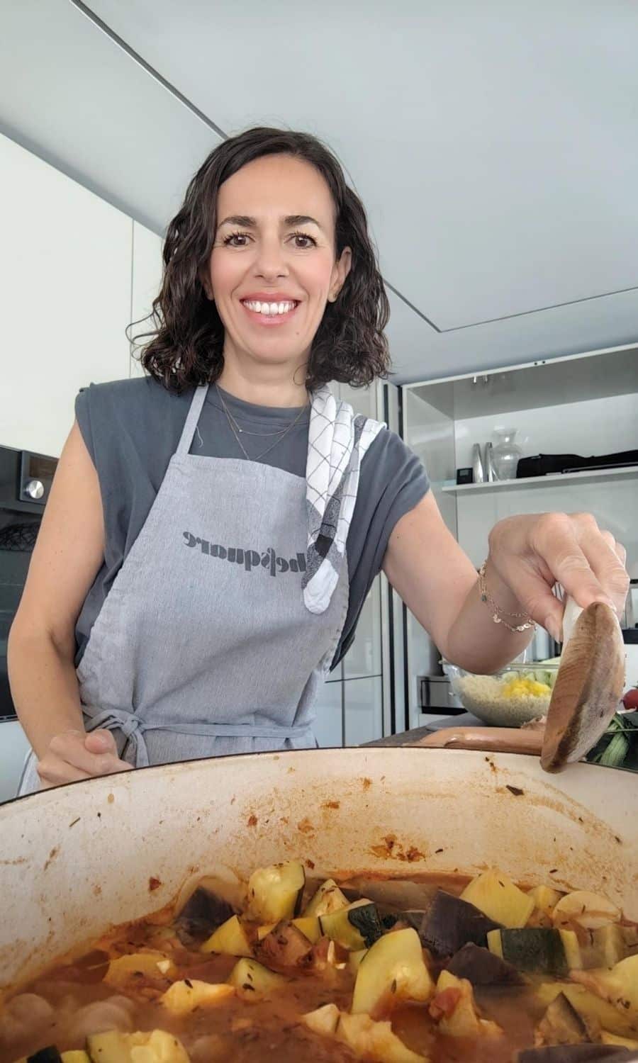 Aurélie Saunier Elle Mijote Annecy en train de cuisiner à domicile